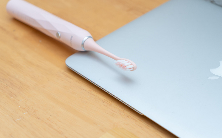 牙龈敏感 一刷牙就出血 换了一款不伤牙的牙刷就好多了 很赞