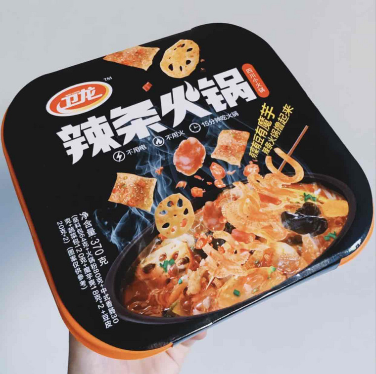 一盒30块钱,比海底捞,自嗨锅这些都要便宜一些,而且自热火锅里还送了