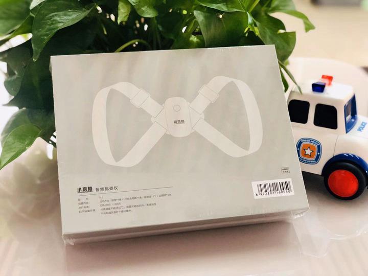 儿童驼背，姿势是祸首 姿势提醒智能设备：小搭档优姿仪开箱+简评